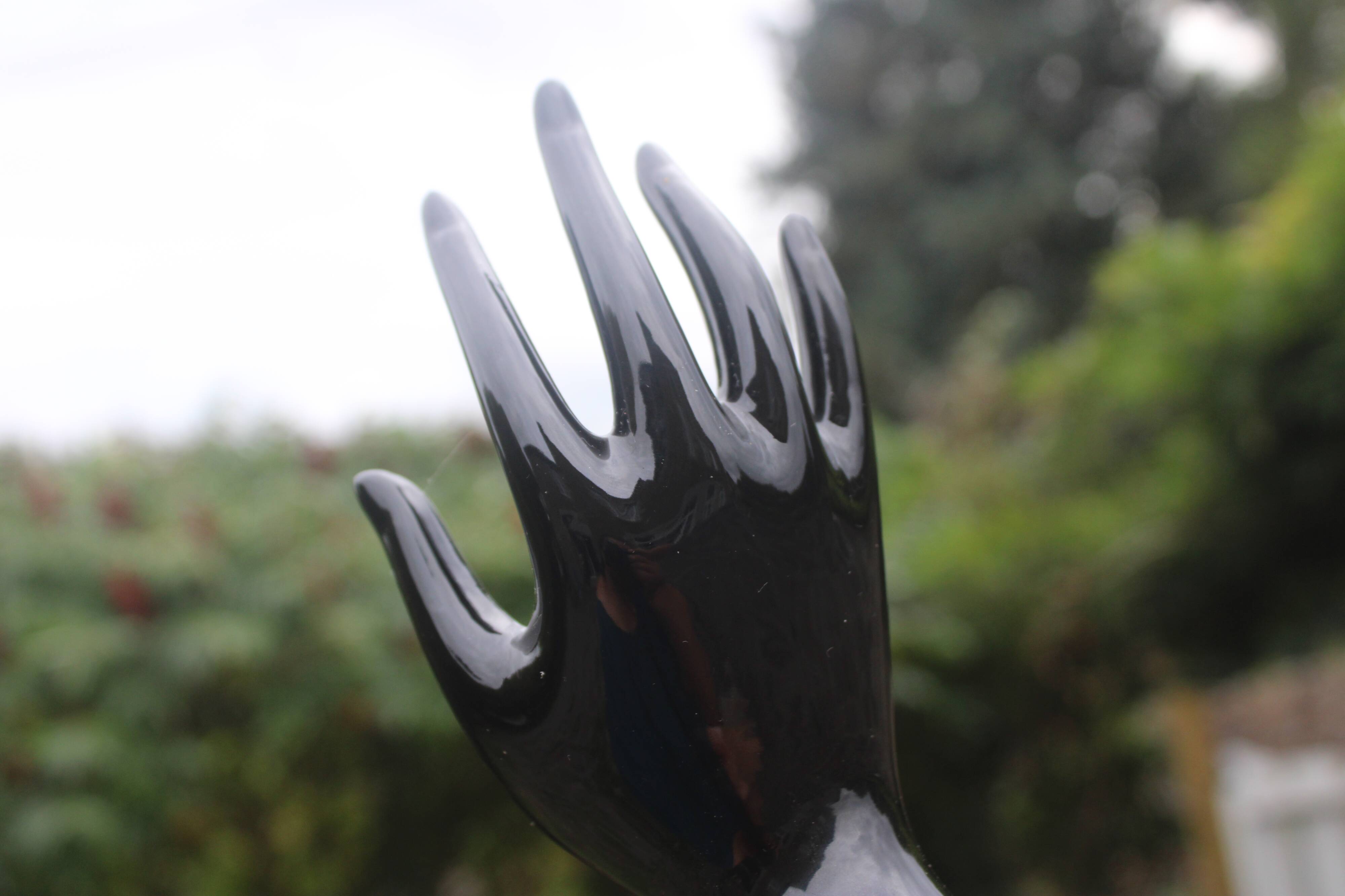 Ceramic hand-shaped soliflore
