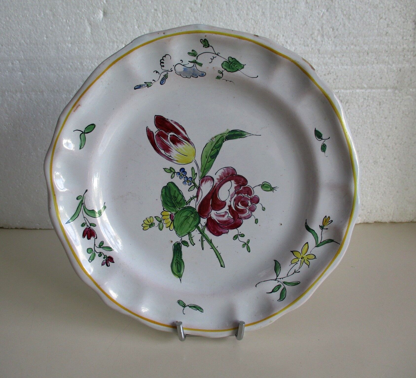 Ceramic plate floral decoration