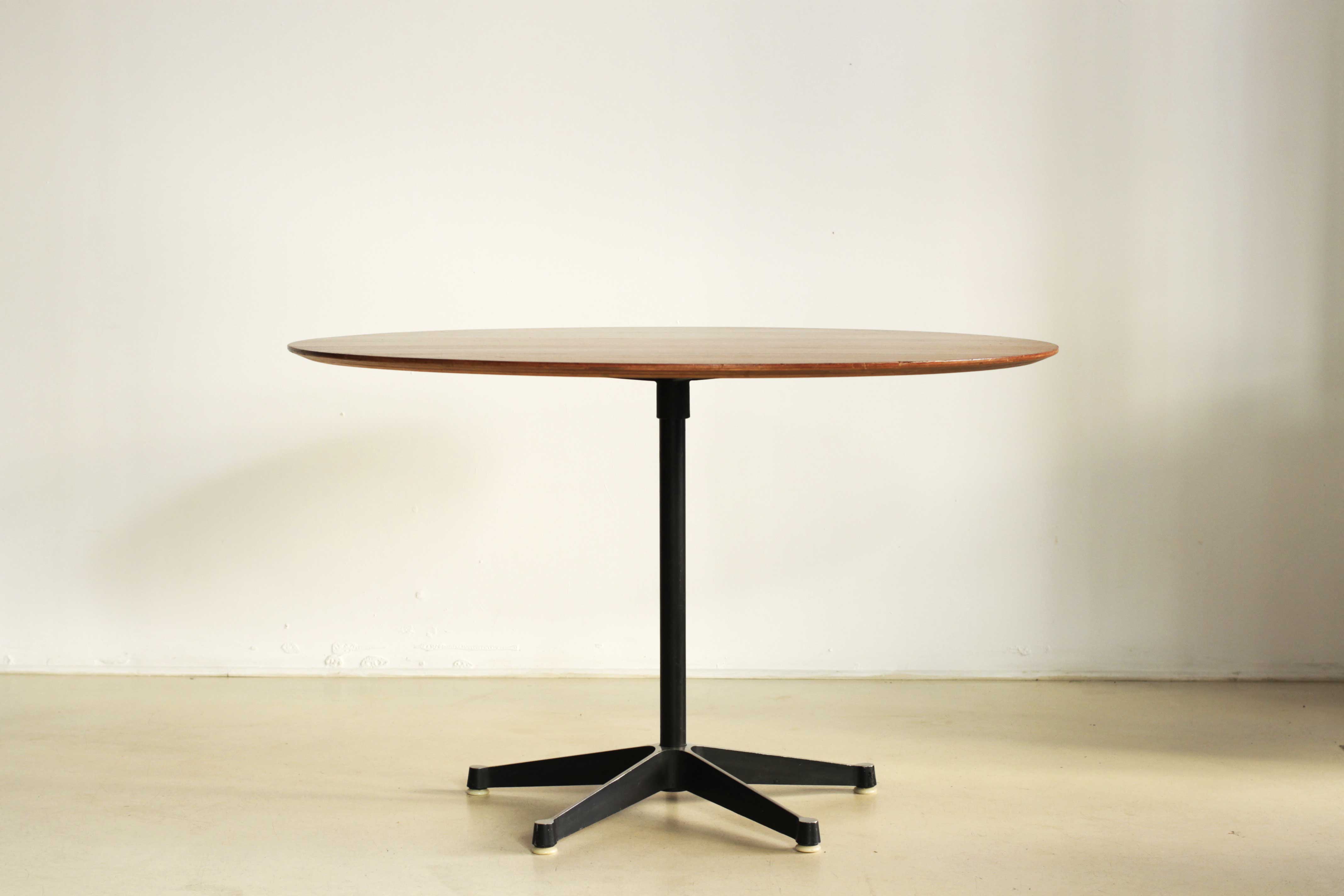 Table ronde par Charles Eames Herman Miller 1950