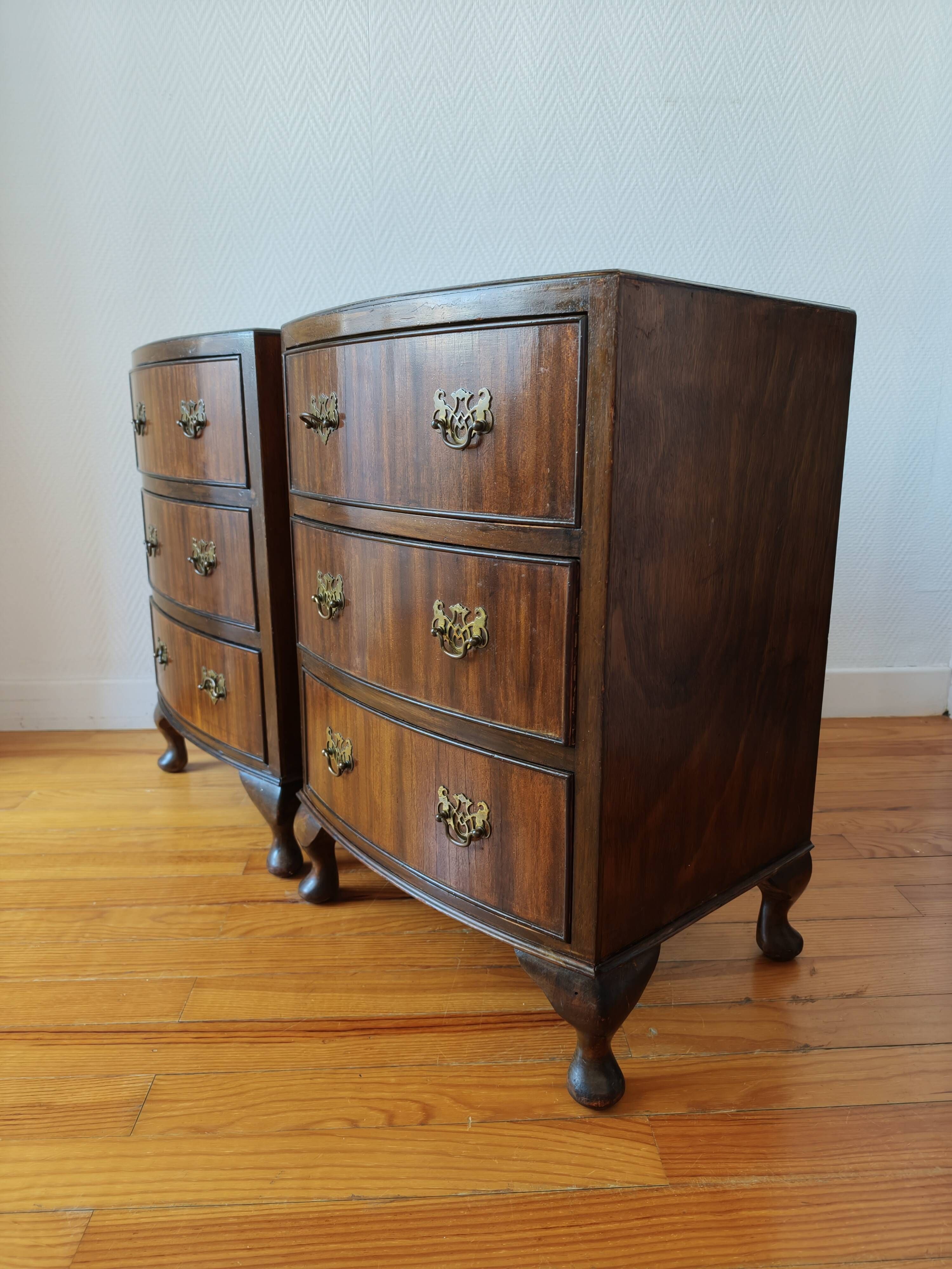 Paire de petites commodes anglaises style Queen Anne – années 1950