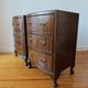 Paire de petites commodes anglaises style Queen Anne – années 1950