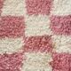 Tapis berbère Béni Ouarain à damiers rose et blanc