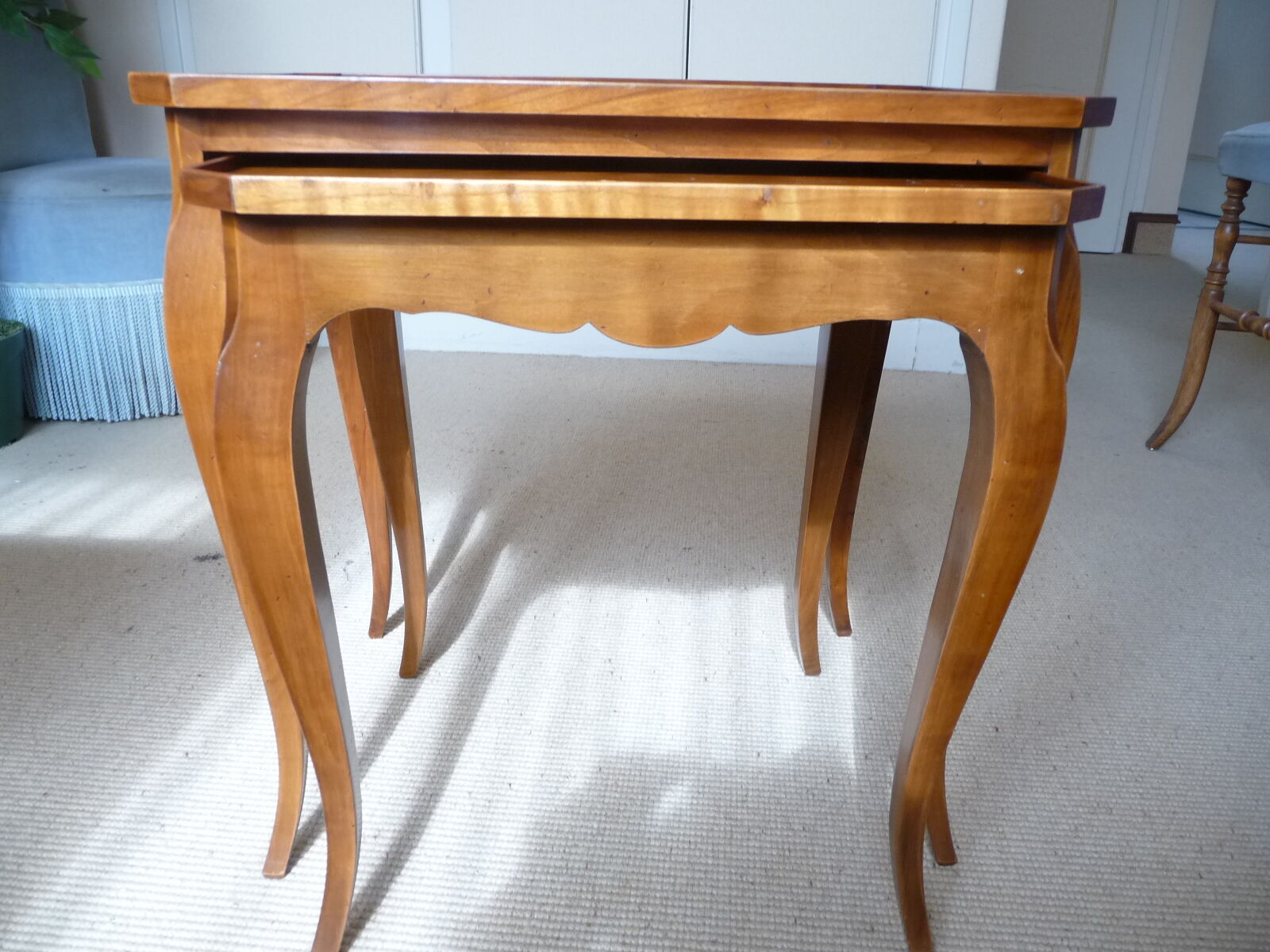 Set of 3 pull-out tables