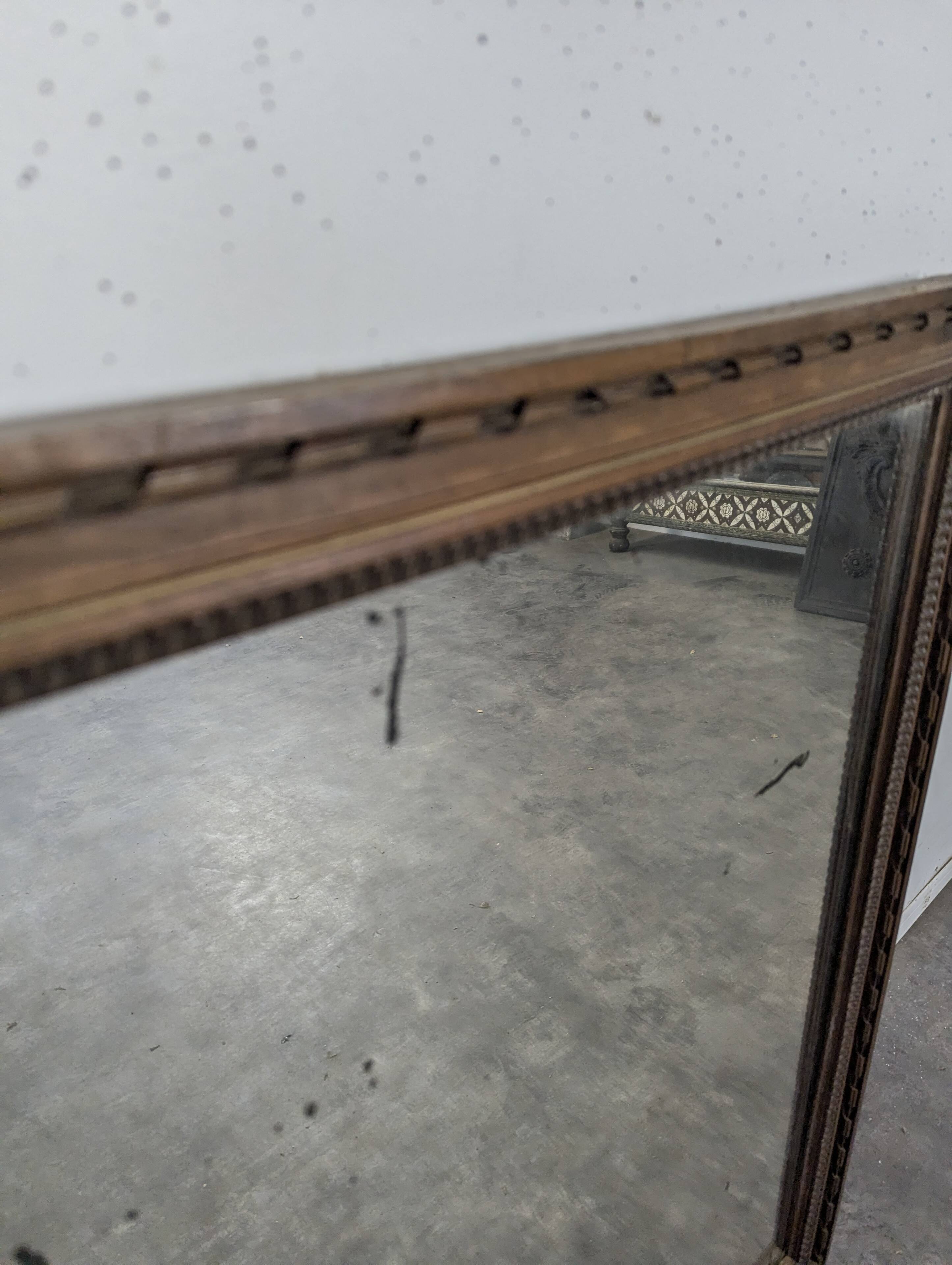 Miroir Napoléon III à cadre en bois sculpté et doré