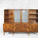 Buffet suédois ancien en noyer et ronce avec vitrine en verre, années 1940