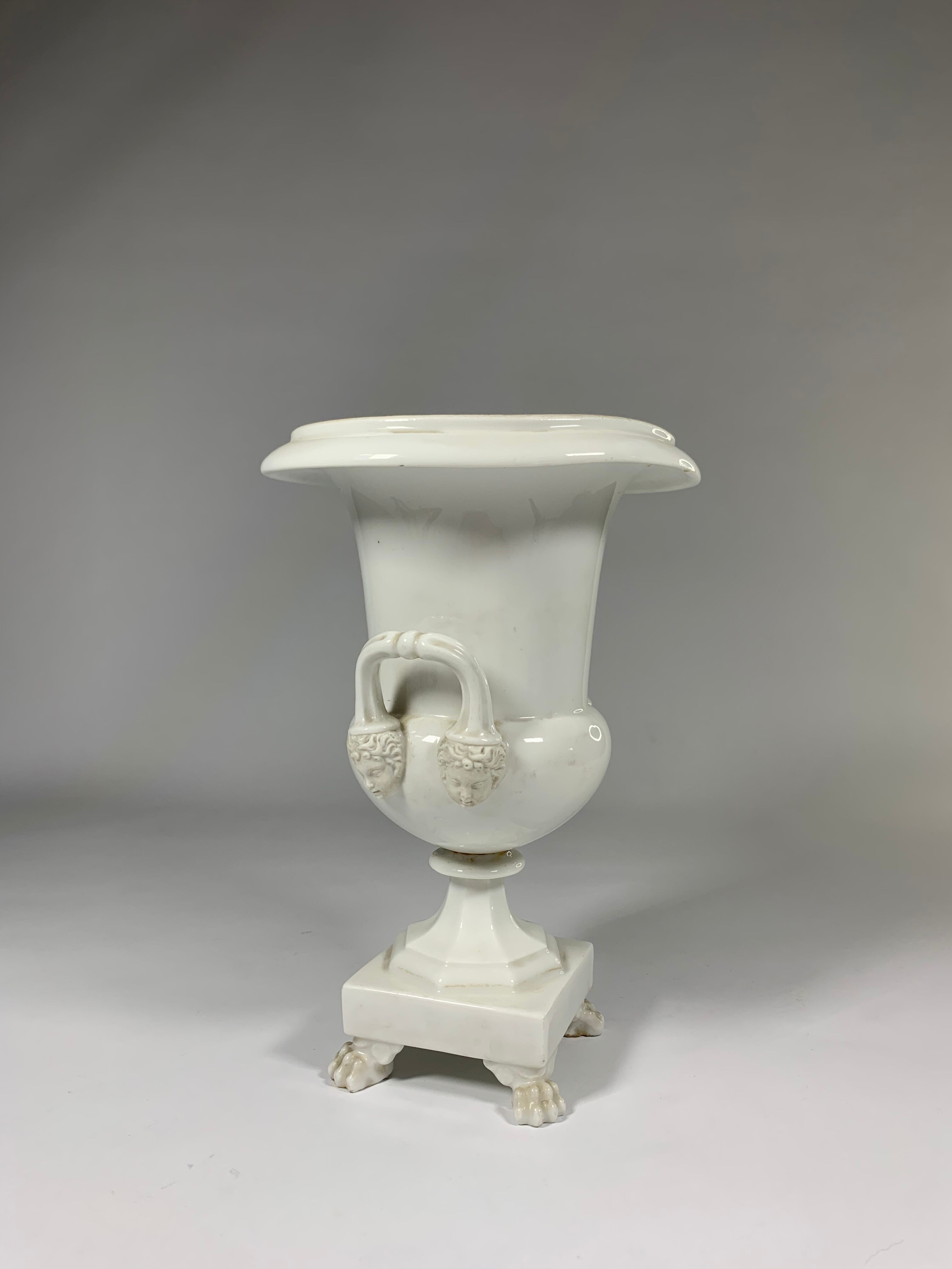 Vase de style Médicis en porcelaine de Paris blanche de la fin 19ème siècle