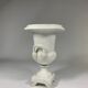 Vase de style Médicis en porcelaine de Paris blanche de la fin 19ème siècle