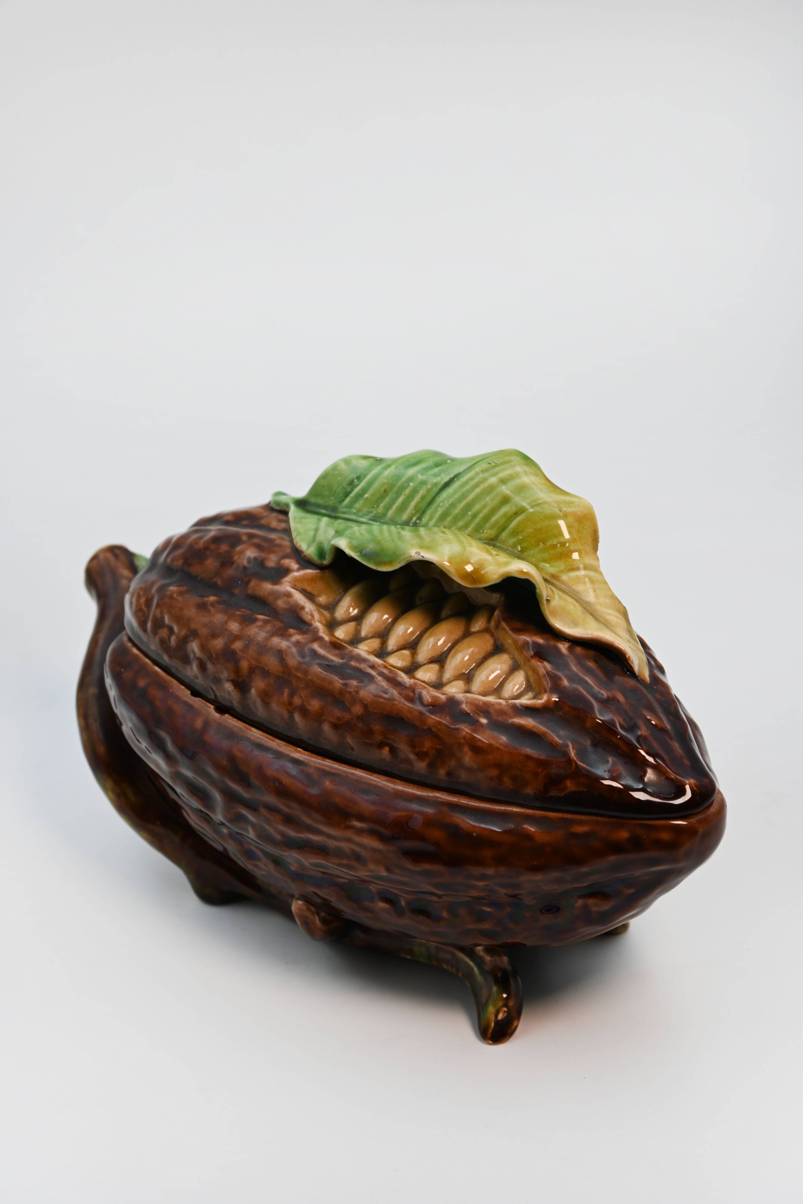Ceramic cocoa pod