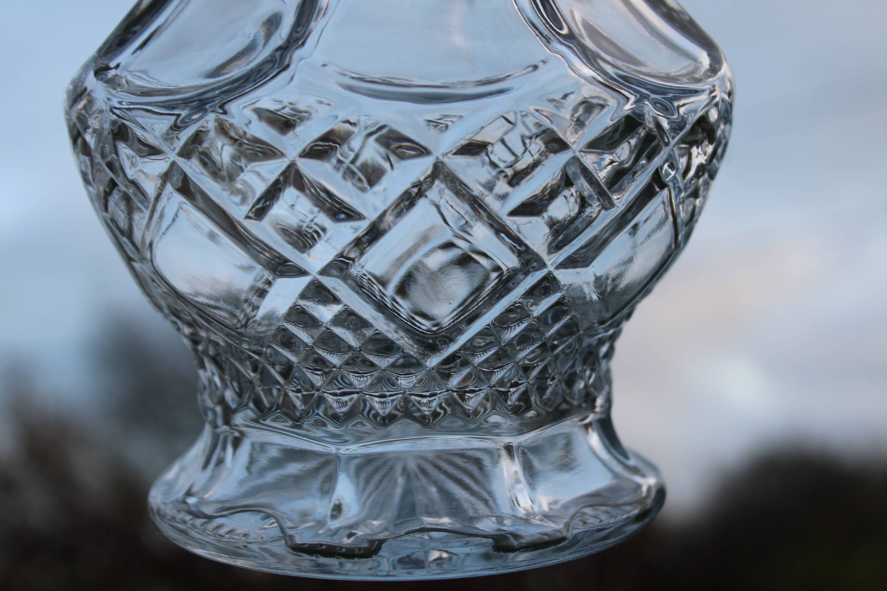 Elegant cut-glass carafe – classic and refined style