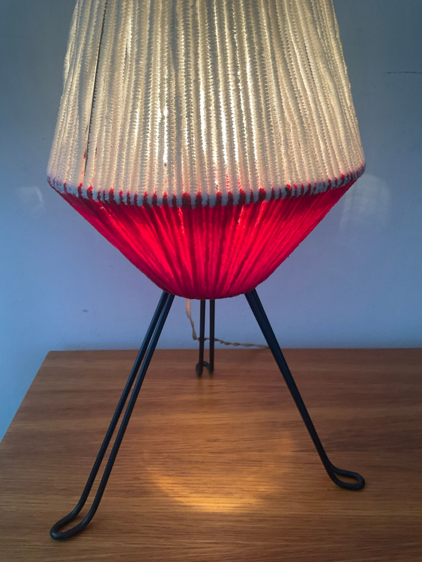 Lampe tripode en métal et laine années 50