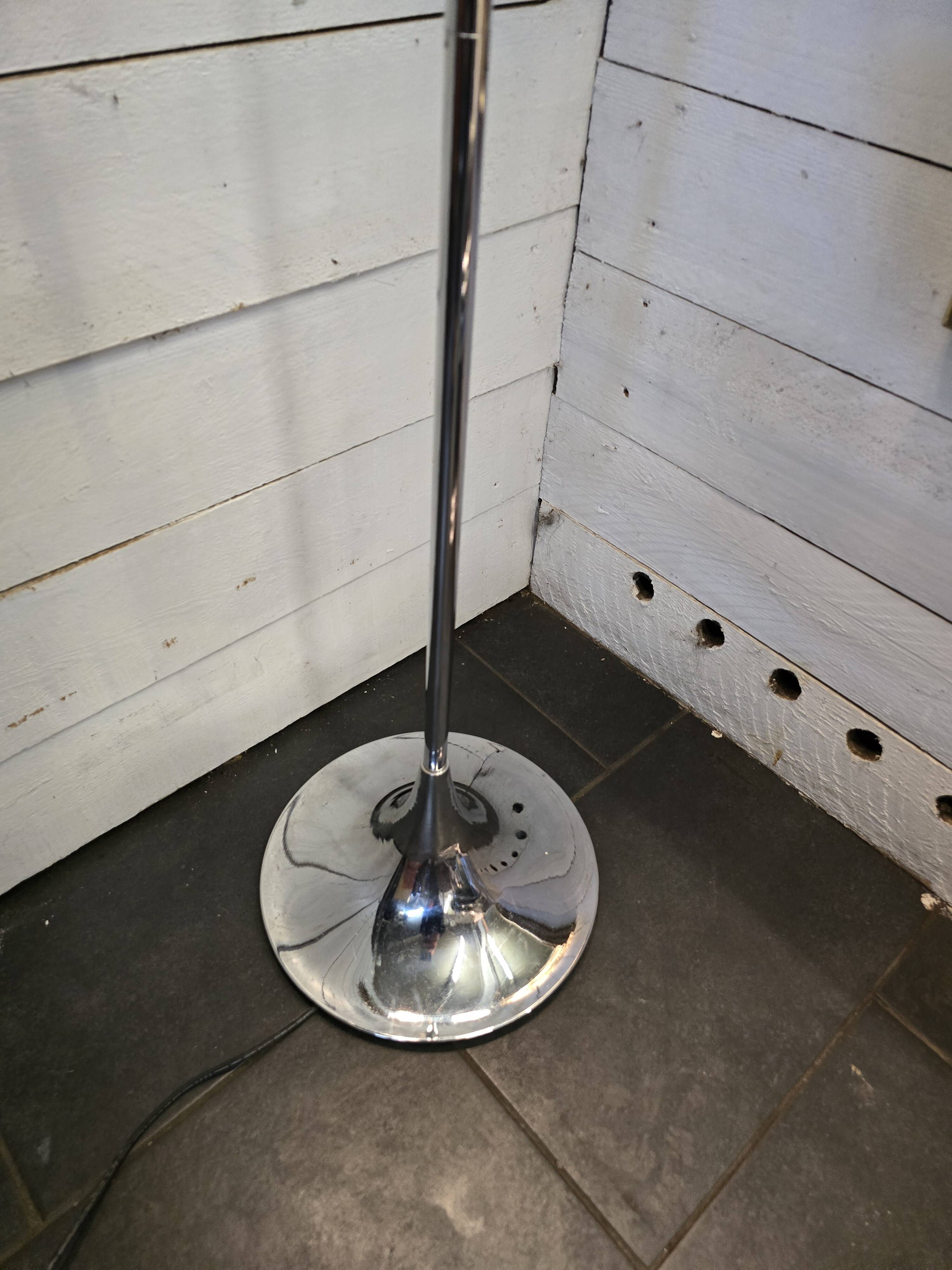 Vintage eyeball floor lamp with tulip base in chromed metal