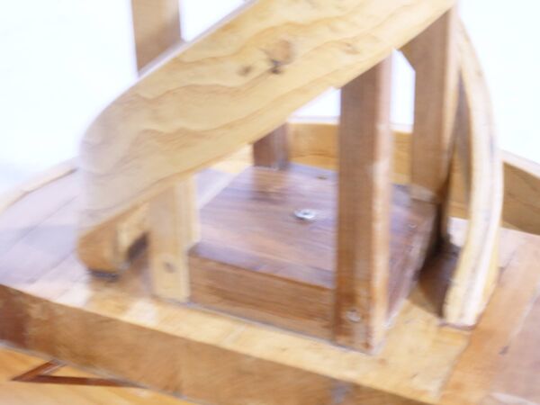 Table d'appoint en bois massif Design en bois de cerisier ADN hélicoïdal Pièce unique, années 1980