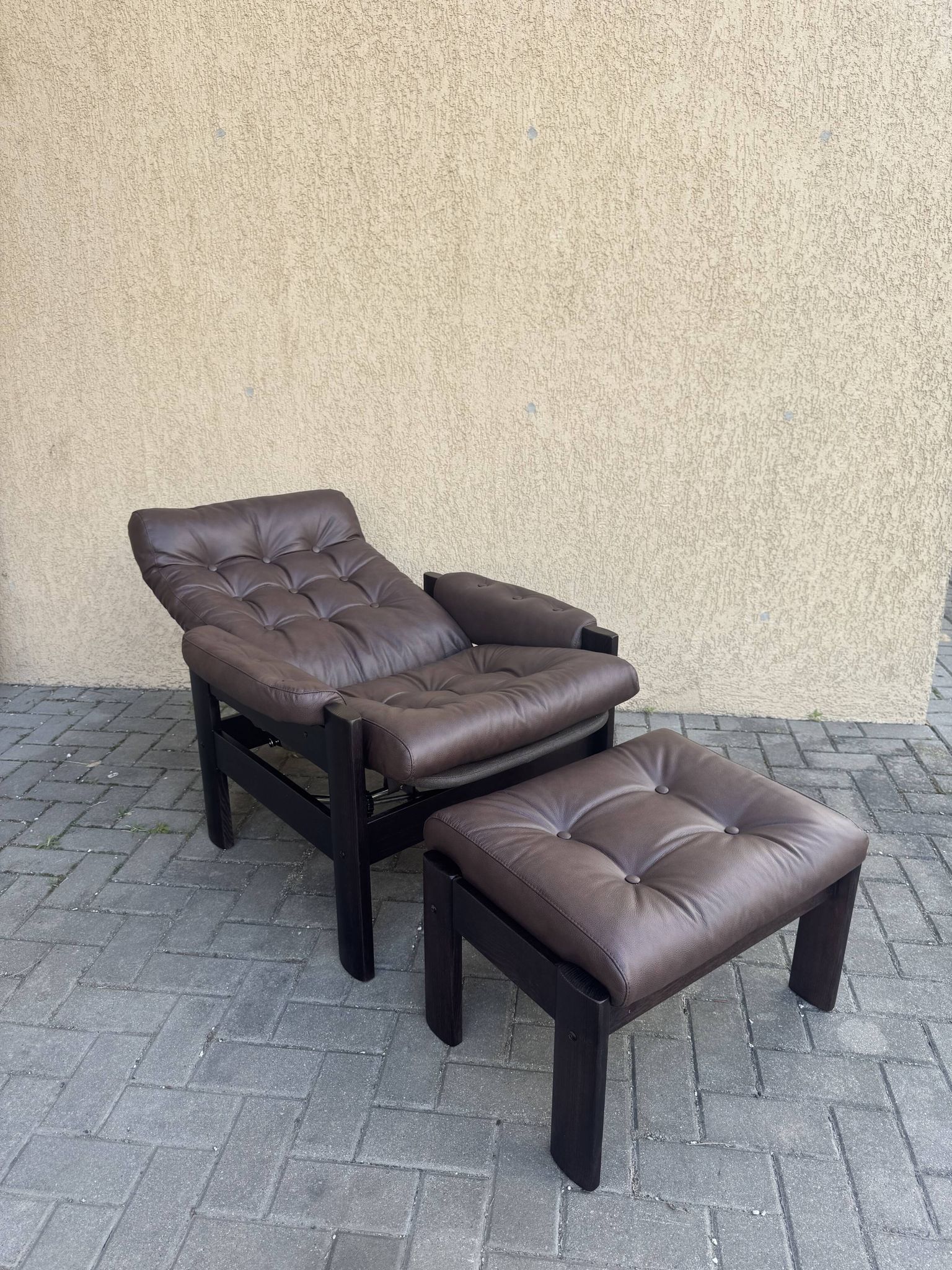 Vintage Ekornes Amigo armchair and footrest – Renovated