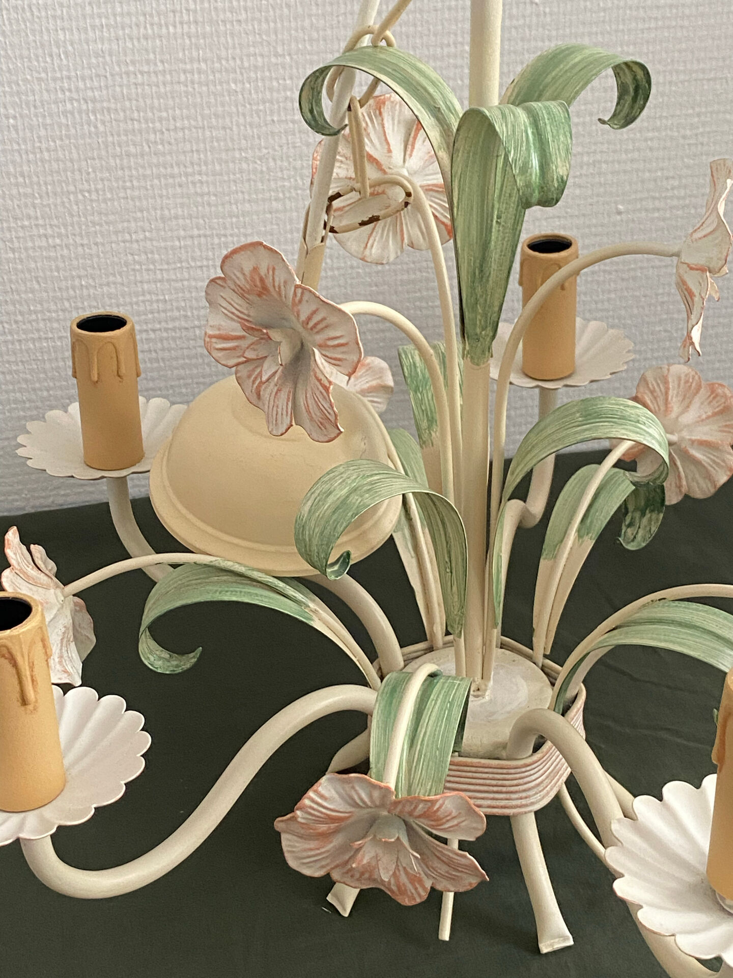 Five-branch enamelled metal chandelier with pink flower decoration.