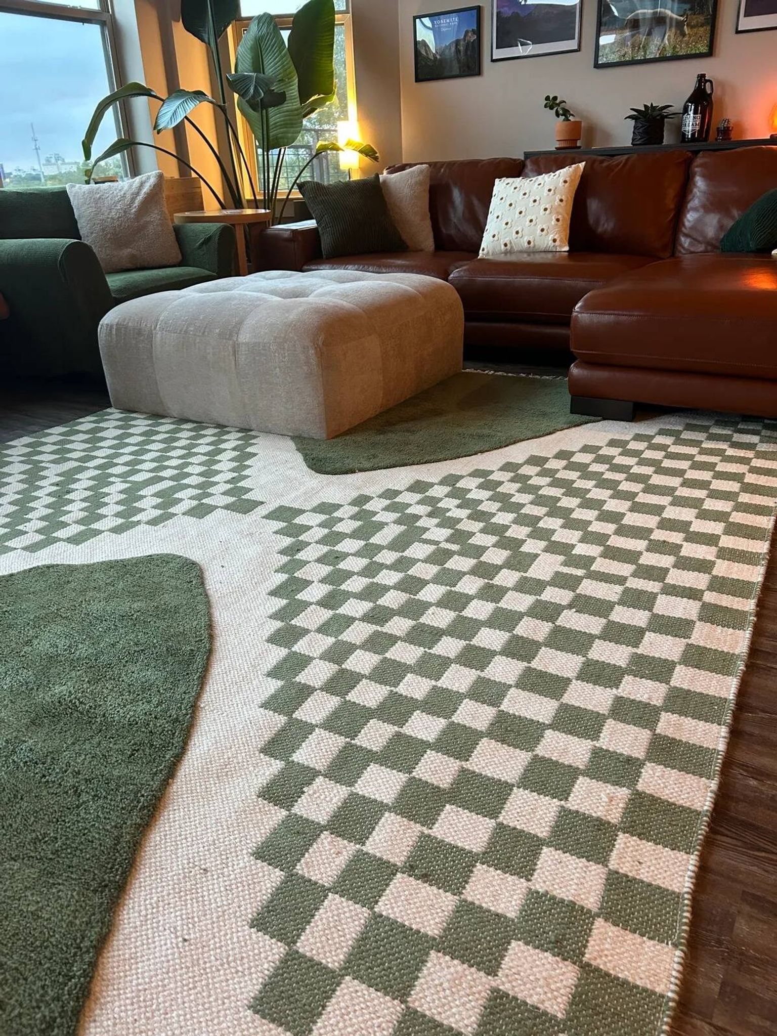 Rug measuring 230x140cm in wool.
