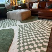 Rug measuring 230x140cm in wool.