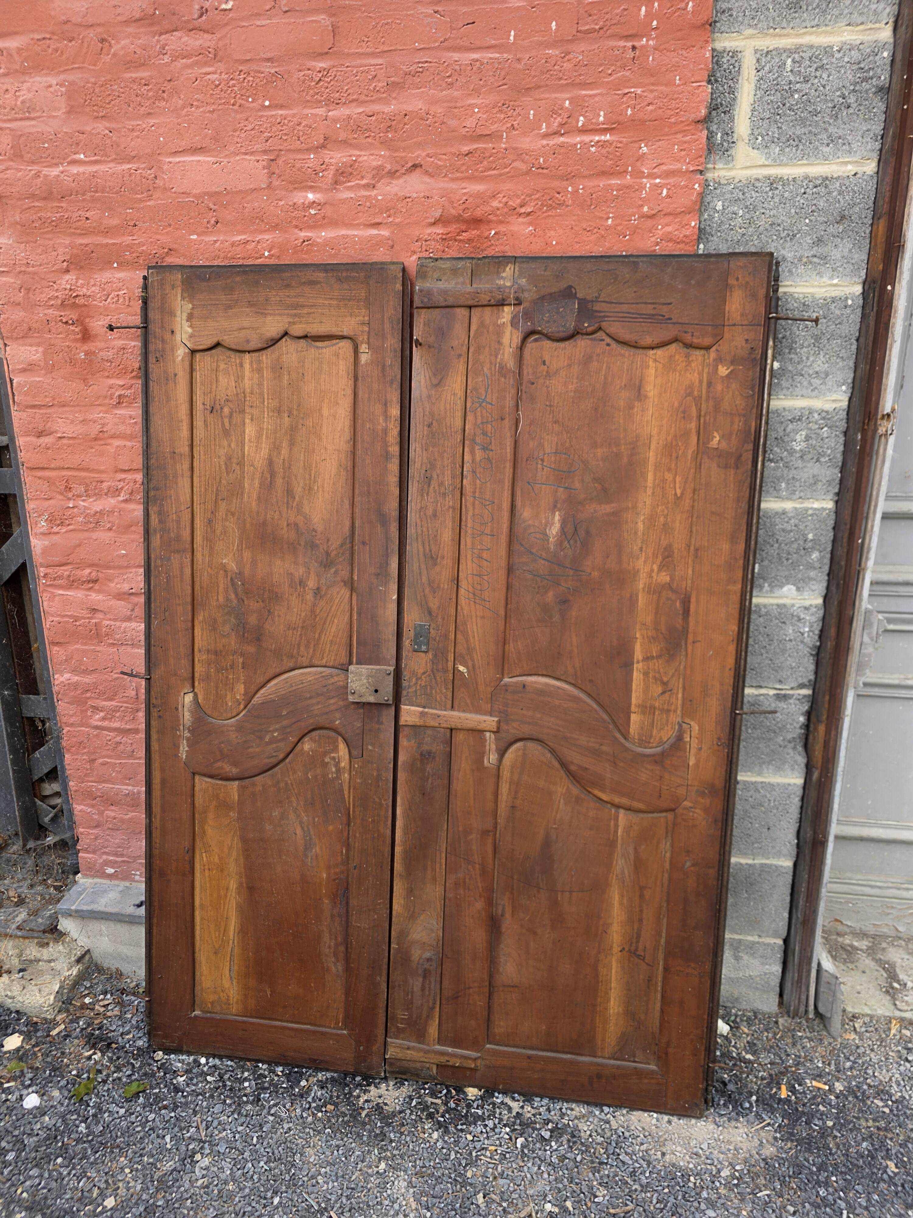 Paire de portes de placard style Louis XV en merisier massif