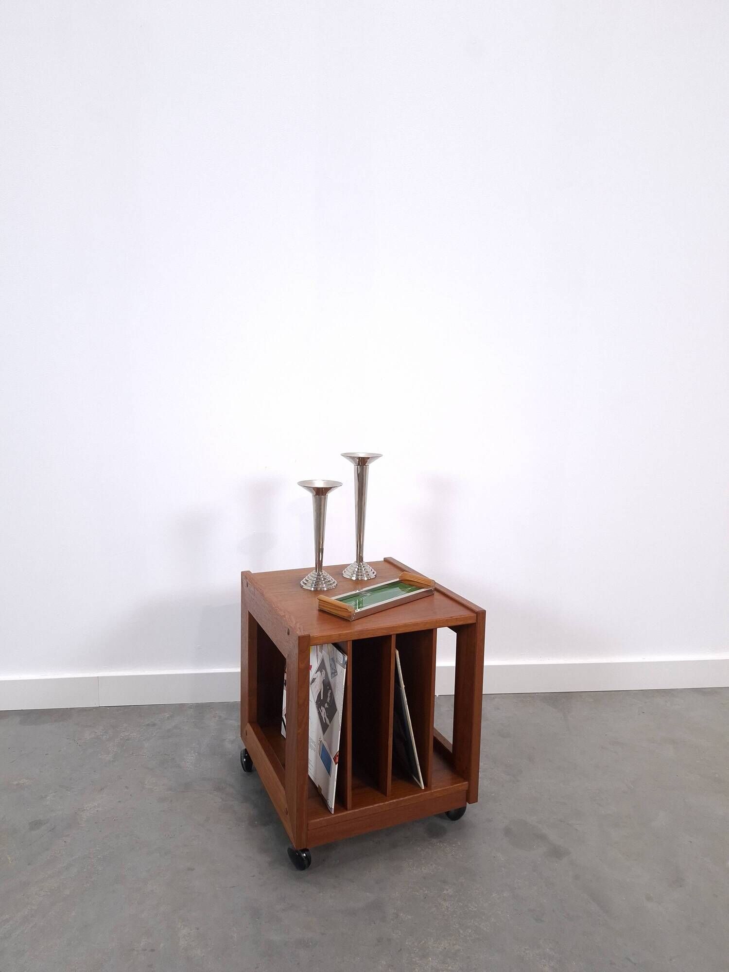 Teak LP kast op wielen, bijzettafel, nachtkastje, kast 2