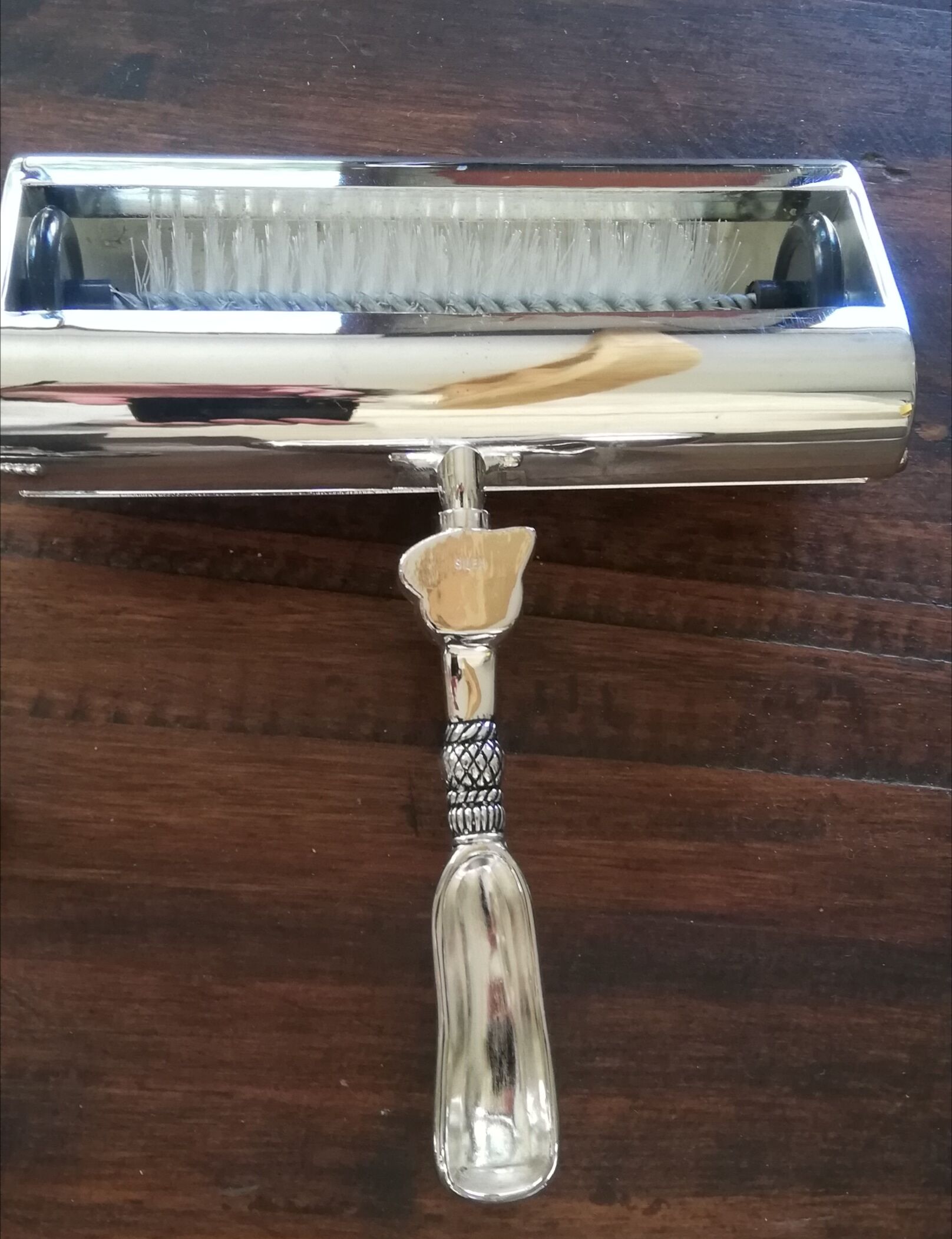 Butter maker together foie gras and cheese and picks up silea crumbs