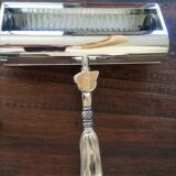 Butter maker together foie gras and cheese and picks up silea crumbs