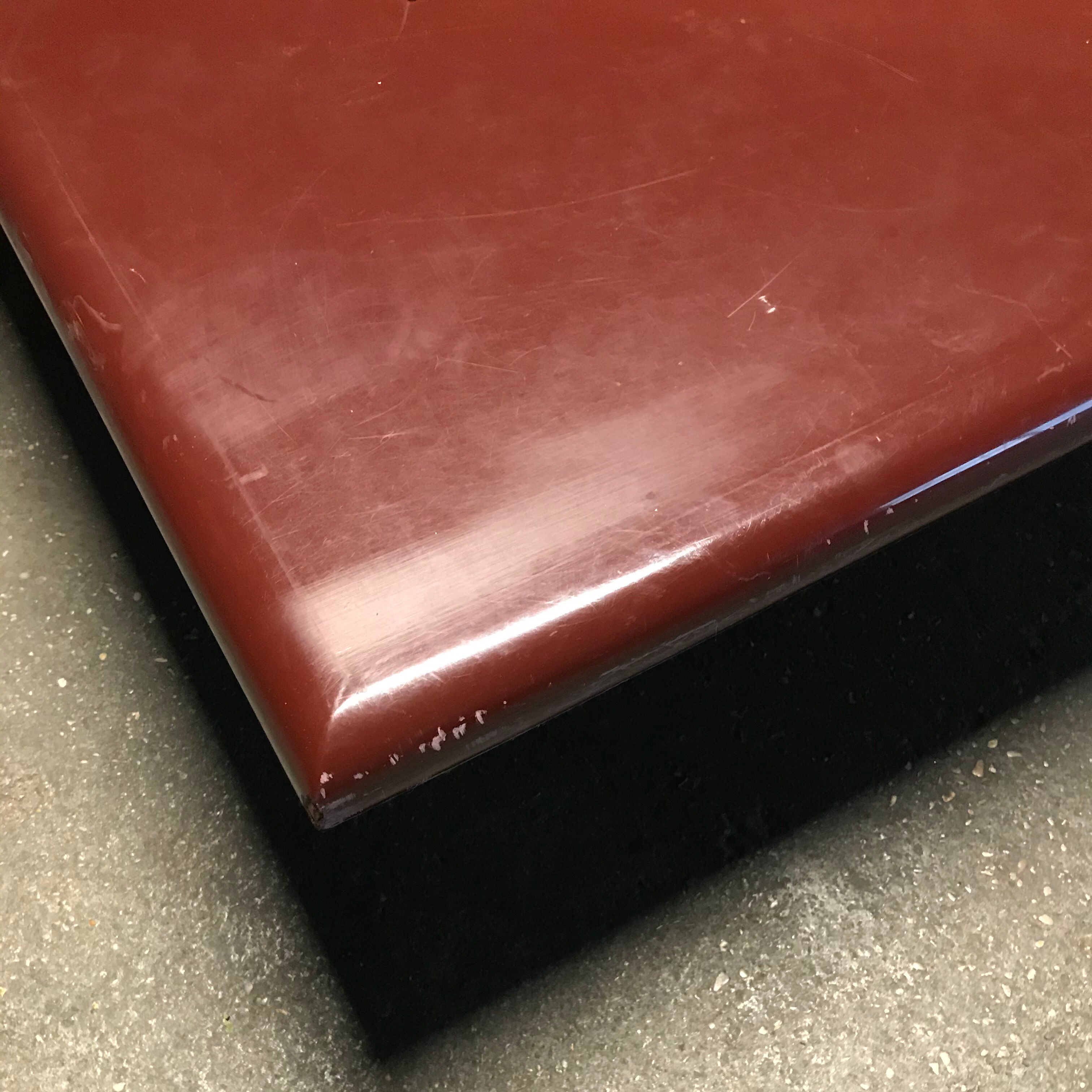 Table basse de Jean Claude mahey, laque, 1970, design vintage