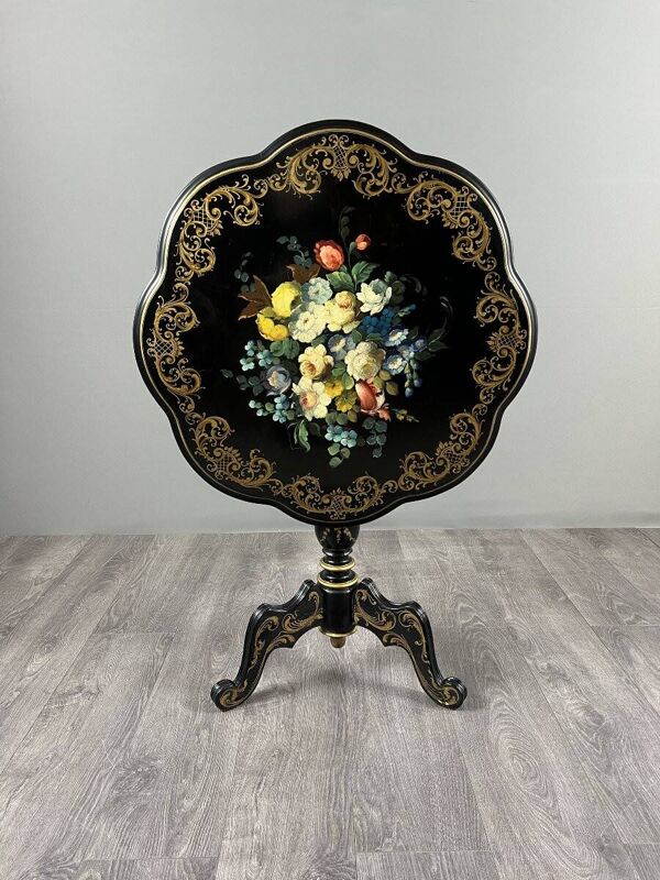 Table, guéridon Napoléon III laqué à décor floral, XIXe siècle