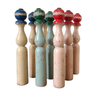 Serie de 9 quilles anciennes en bois peint