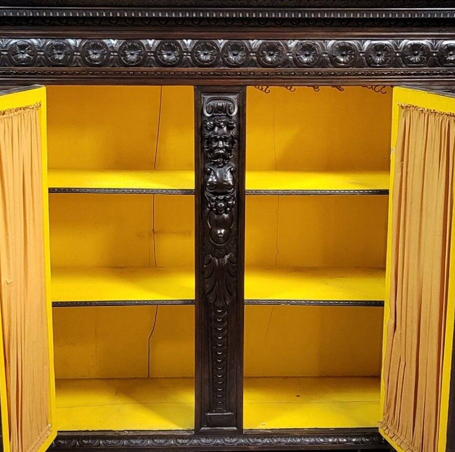 Important carved wooden library in Renaissance style, dating from the 19th century.
