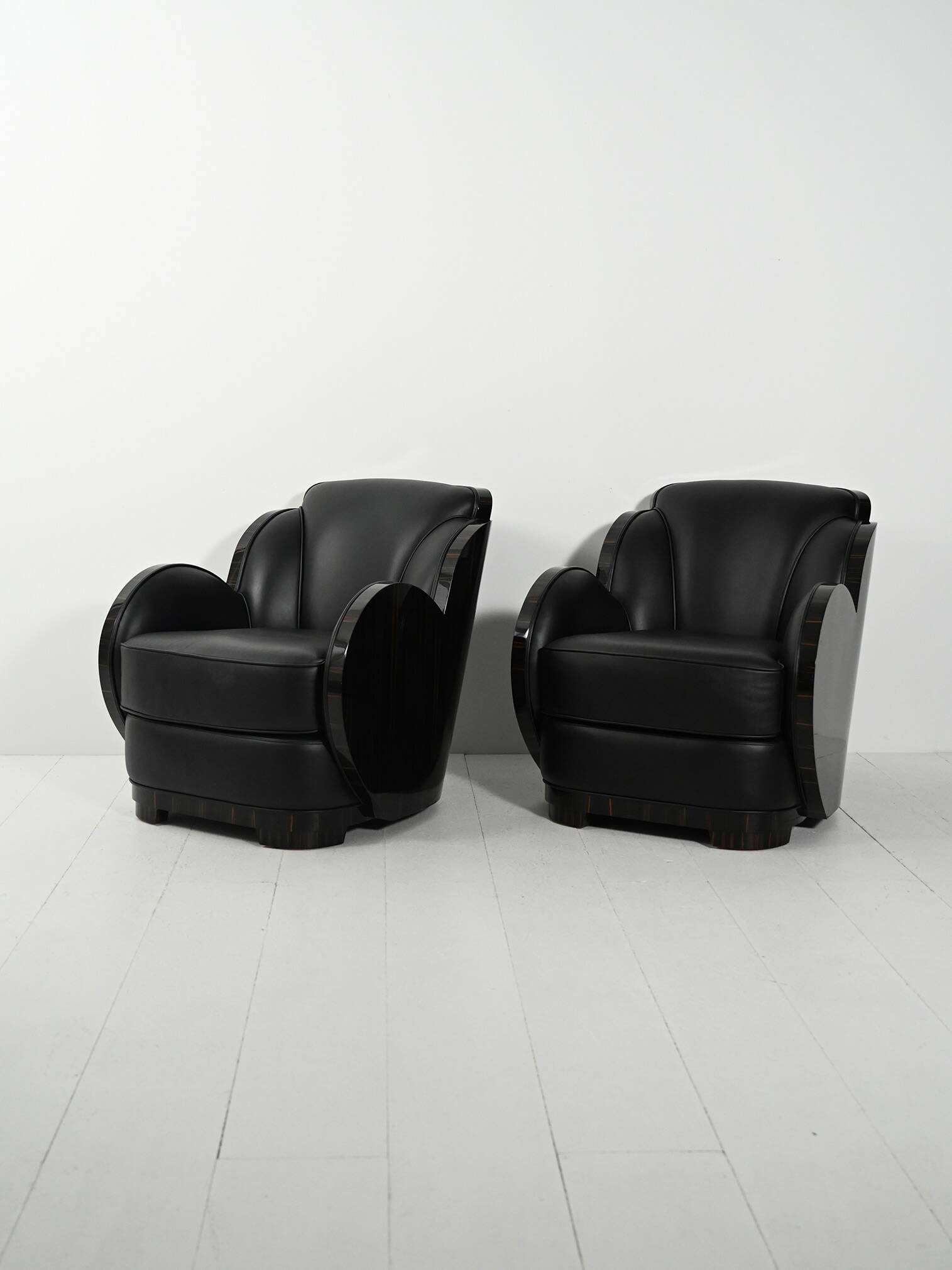 Une paire de fauteuils de style Art Déco scandinave.