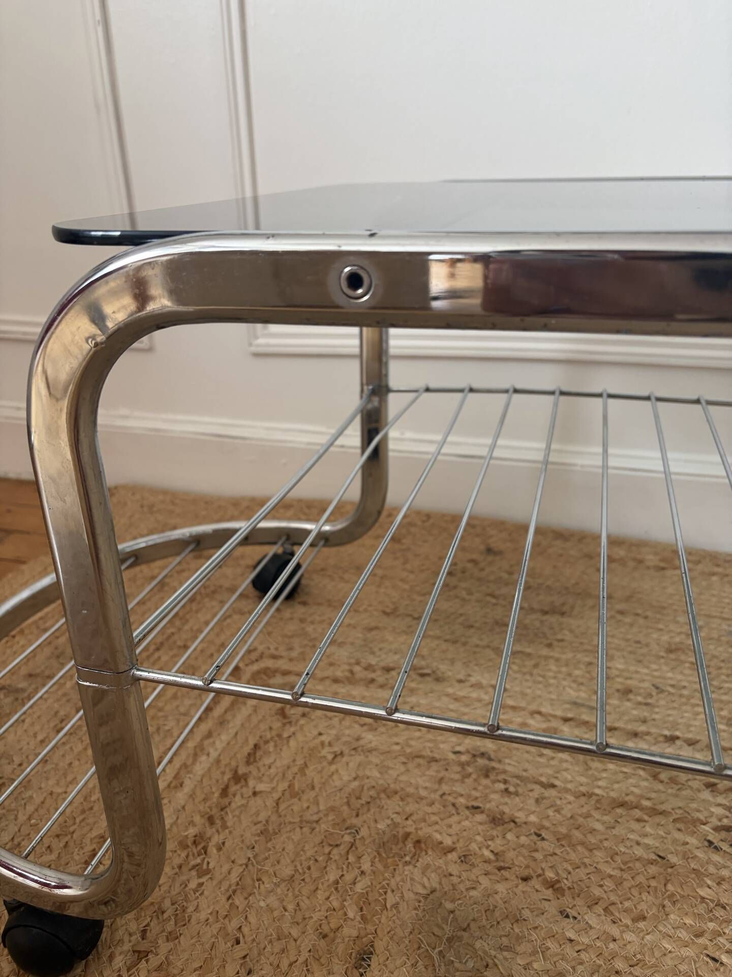 Table basse en métal et verre fumé 1970