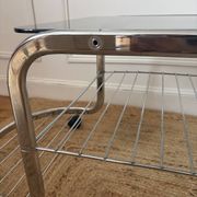 Table basse en métal et verre fumé 1970