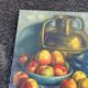 Tableau ancien Nature morte – pommes, poterie bleue et cruche en laiton sig