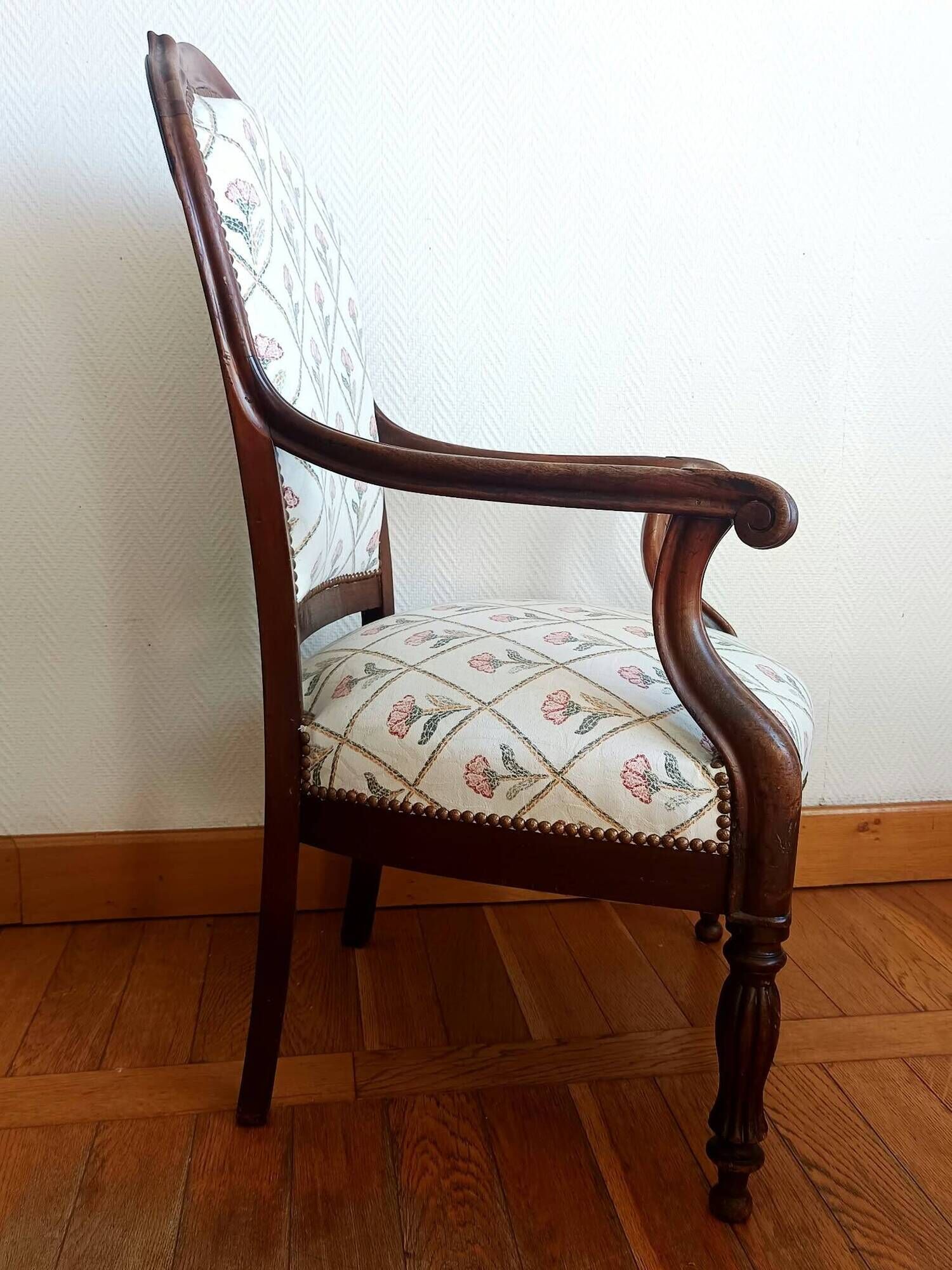 Voltaire armchair and its ottoman