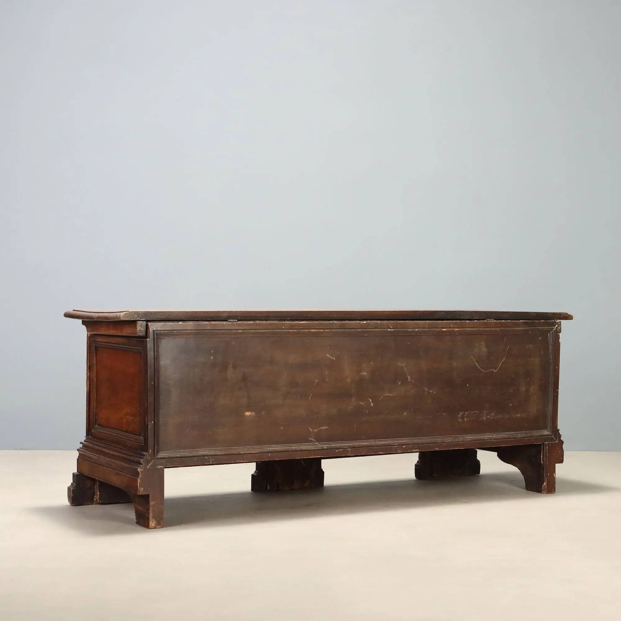 Baroque antique chest in carved walnut, Italy, 18th century.