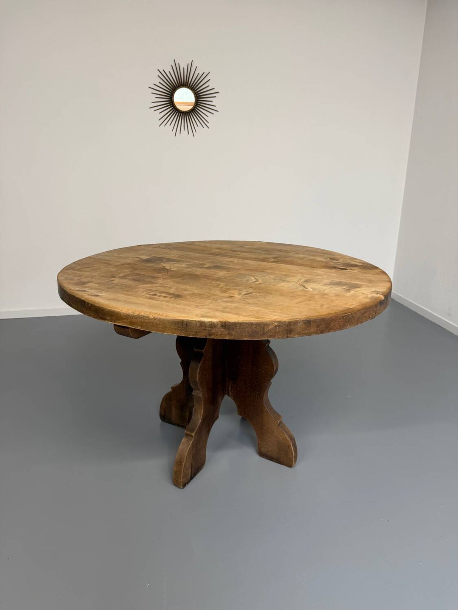 Table ronde en bois massif plateau épais style brutaliste vintage an60