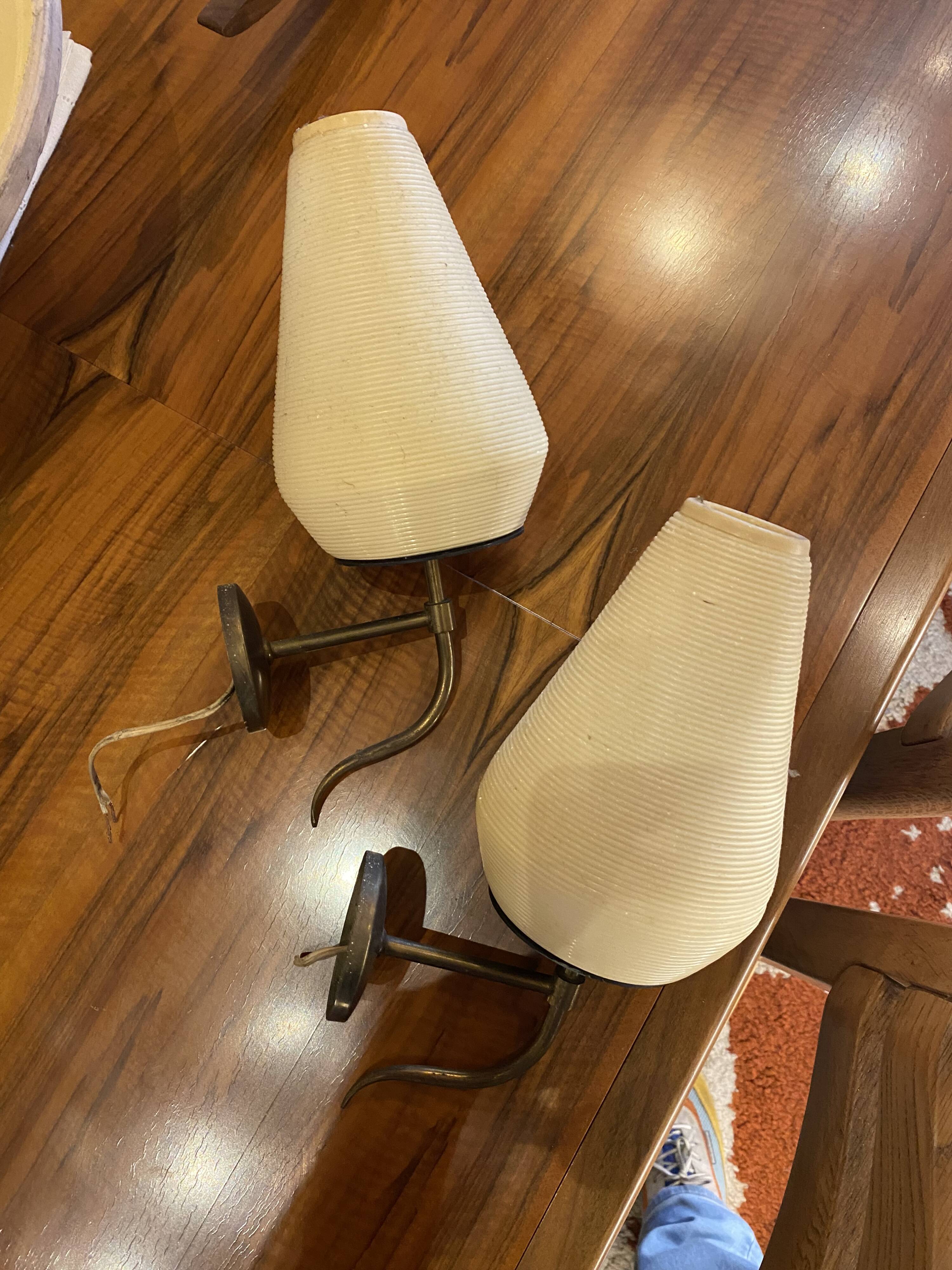 Paire d’appliques murales en laiton et plastique nervuré