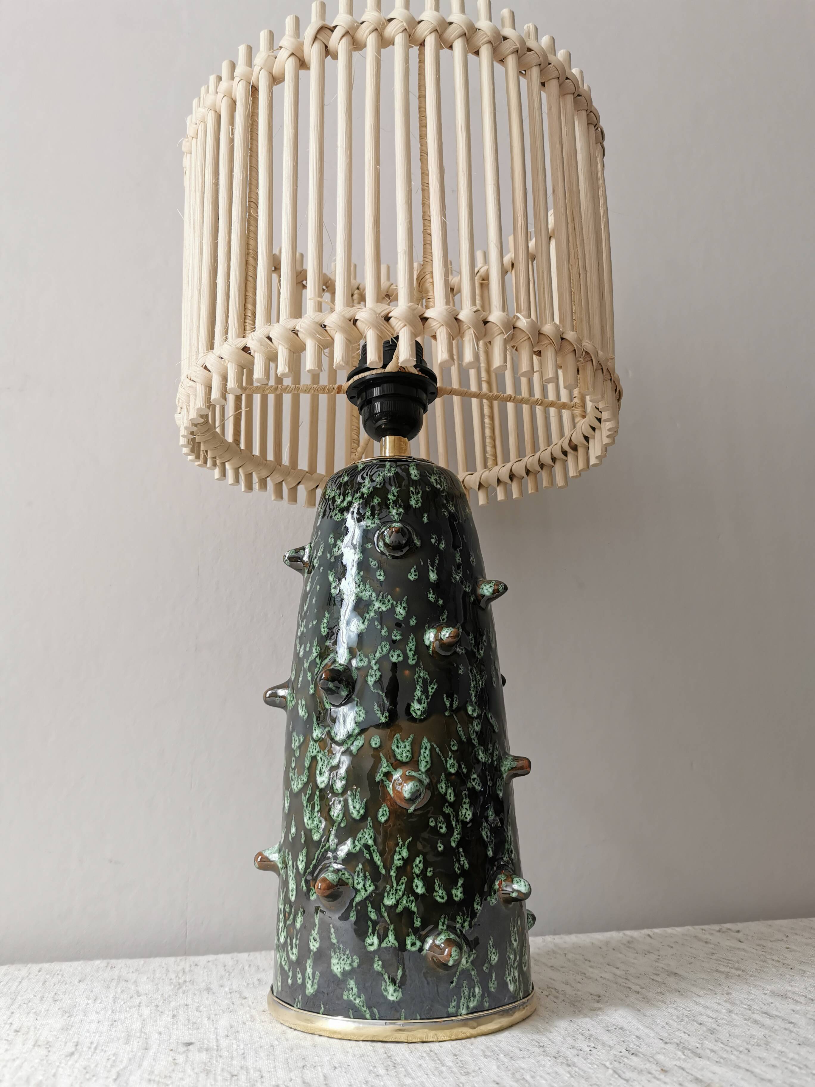 Lampe Tanjia en céramique avec abat-jour en rotin – 60×30 cm – Fabrication artisanale marocaine
