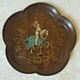 Plateau ancien polylobé en bois verni avec motif chevalerie