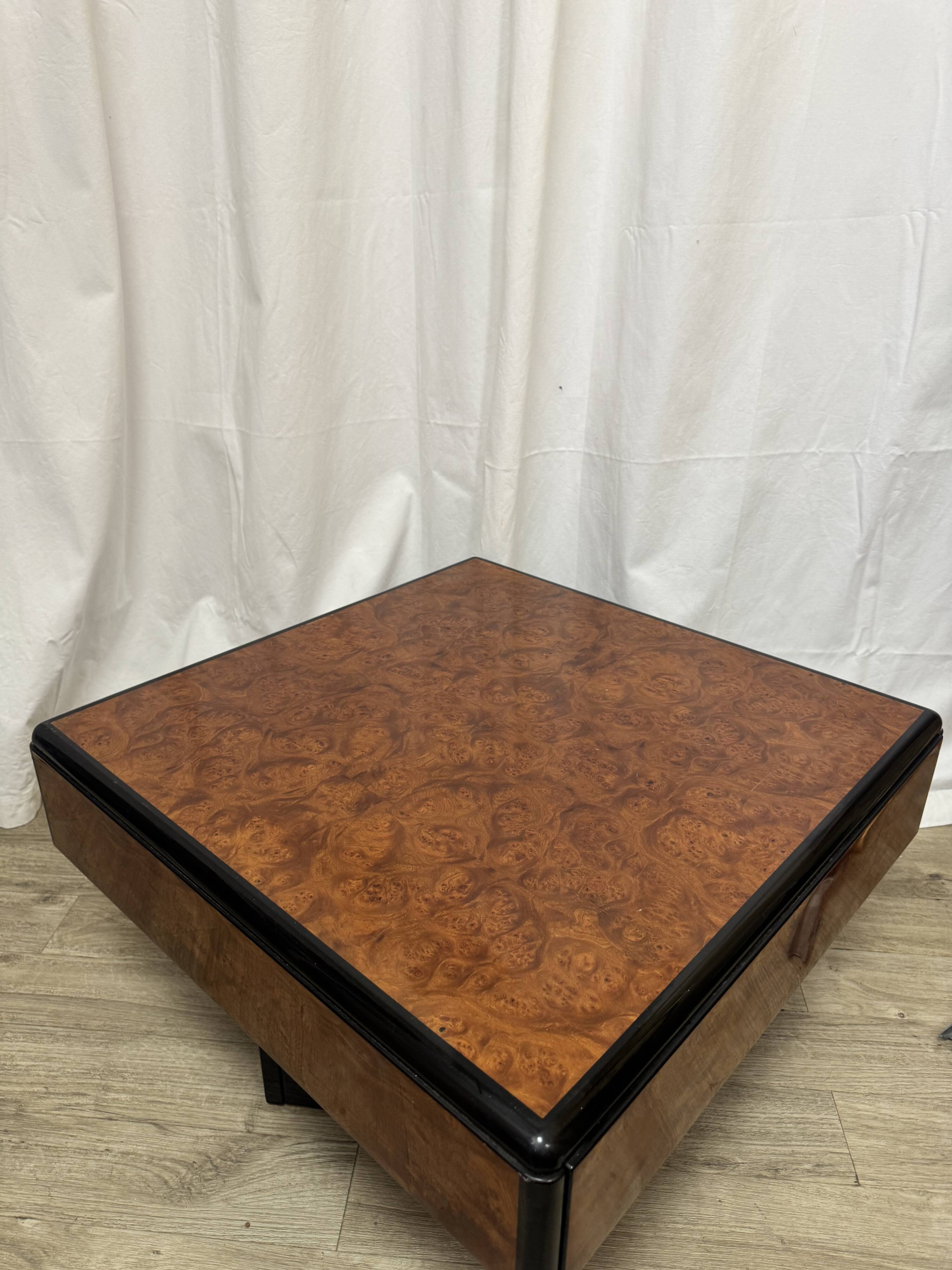 Table basse en loupe d'orme Paul Michel