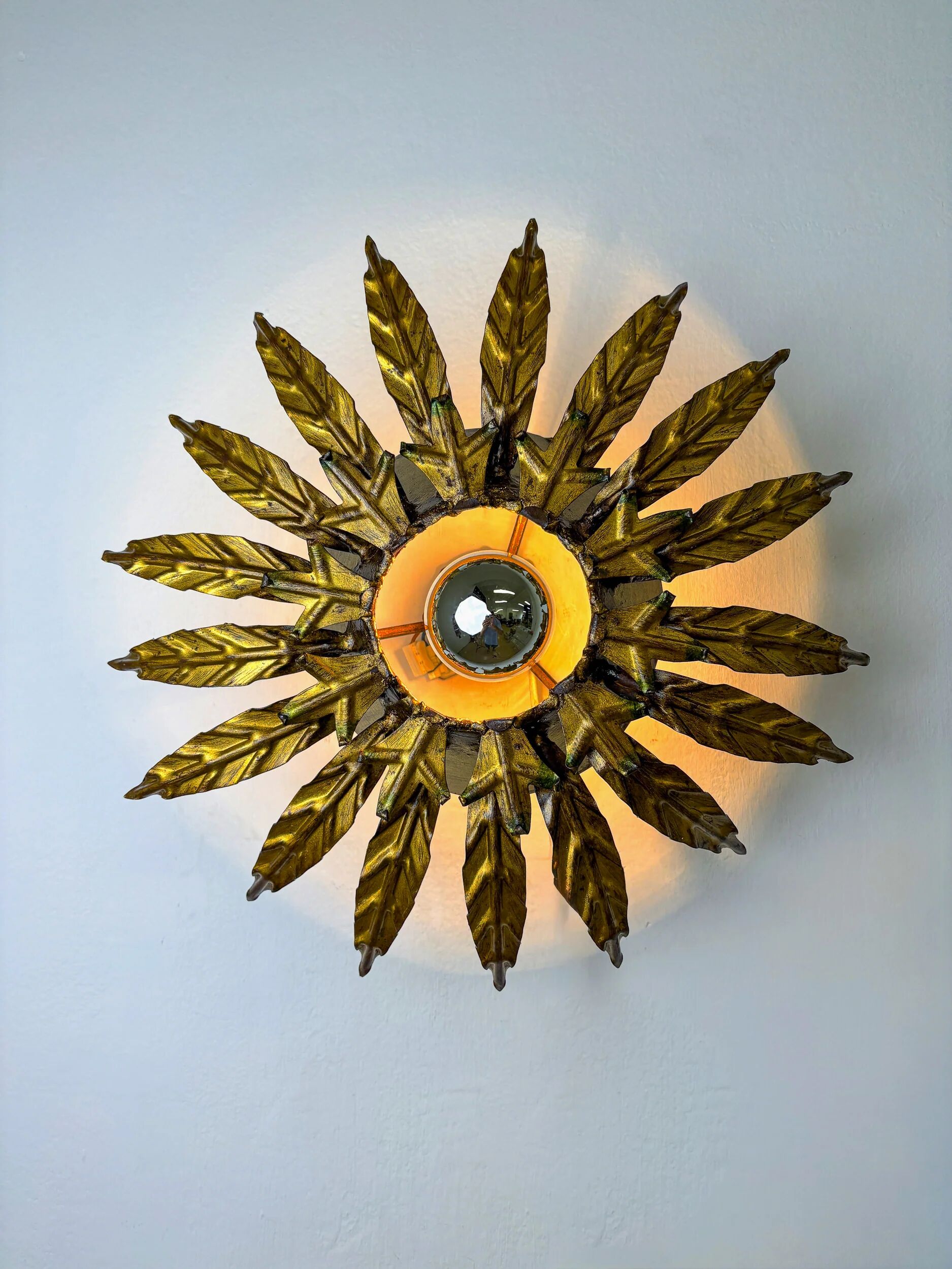 Plafonnier ou applique florale en feuillage en forme de soleil, France, années 1970