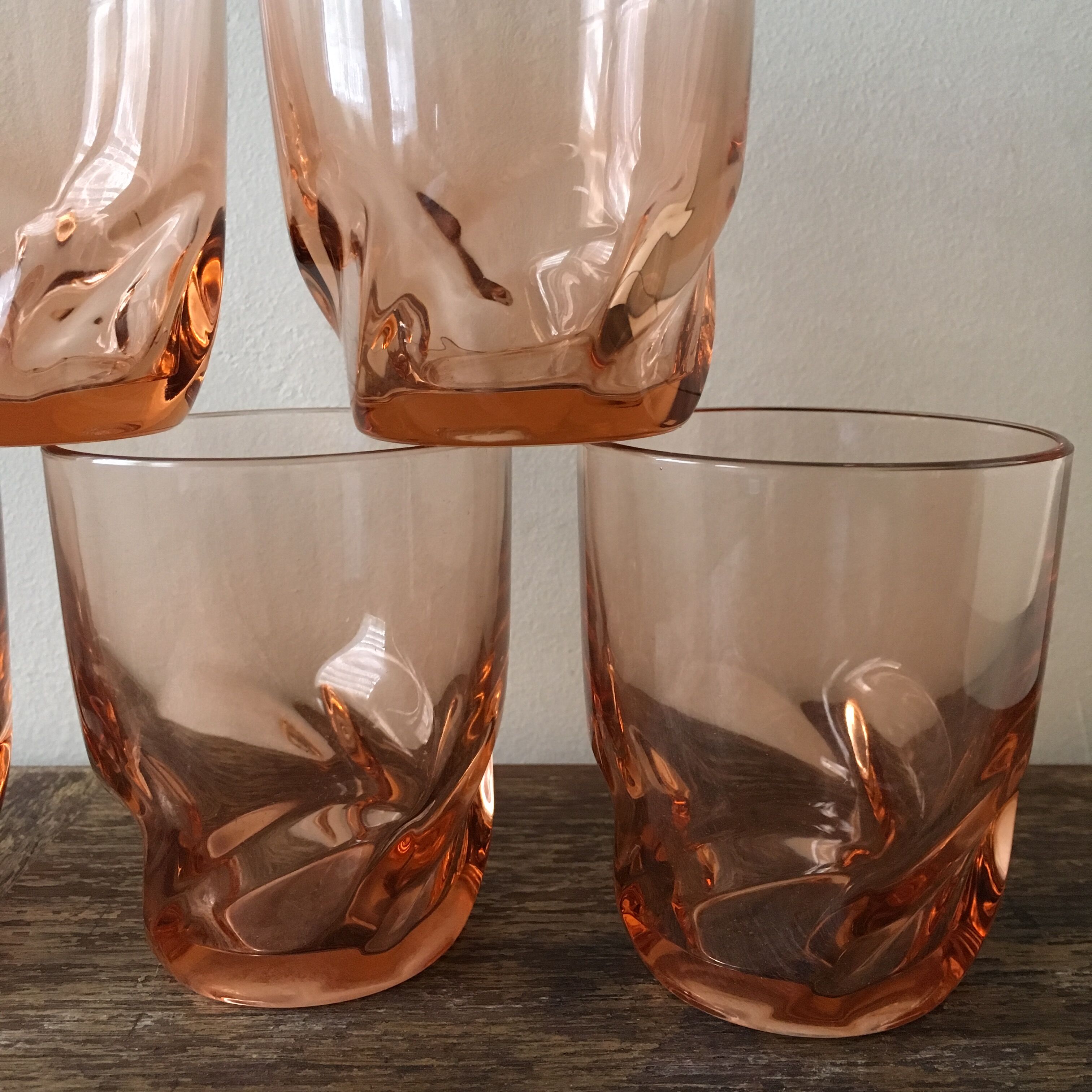 Lot de 5 verres teintés rose à base carré à vague