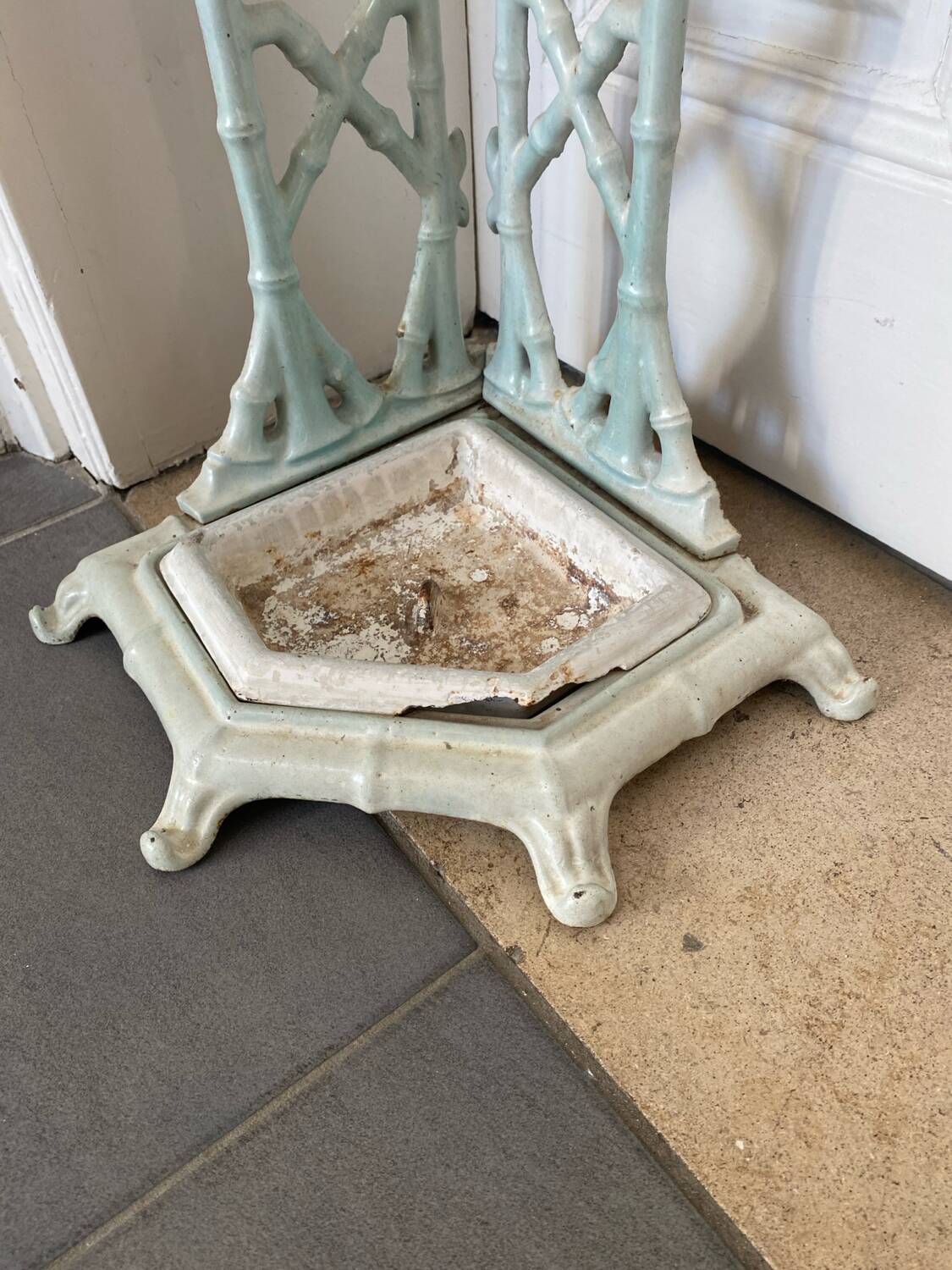 Cast iron umbrella stand
