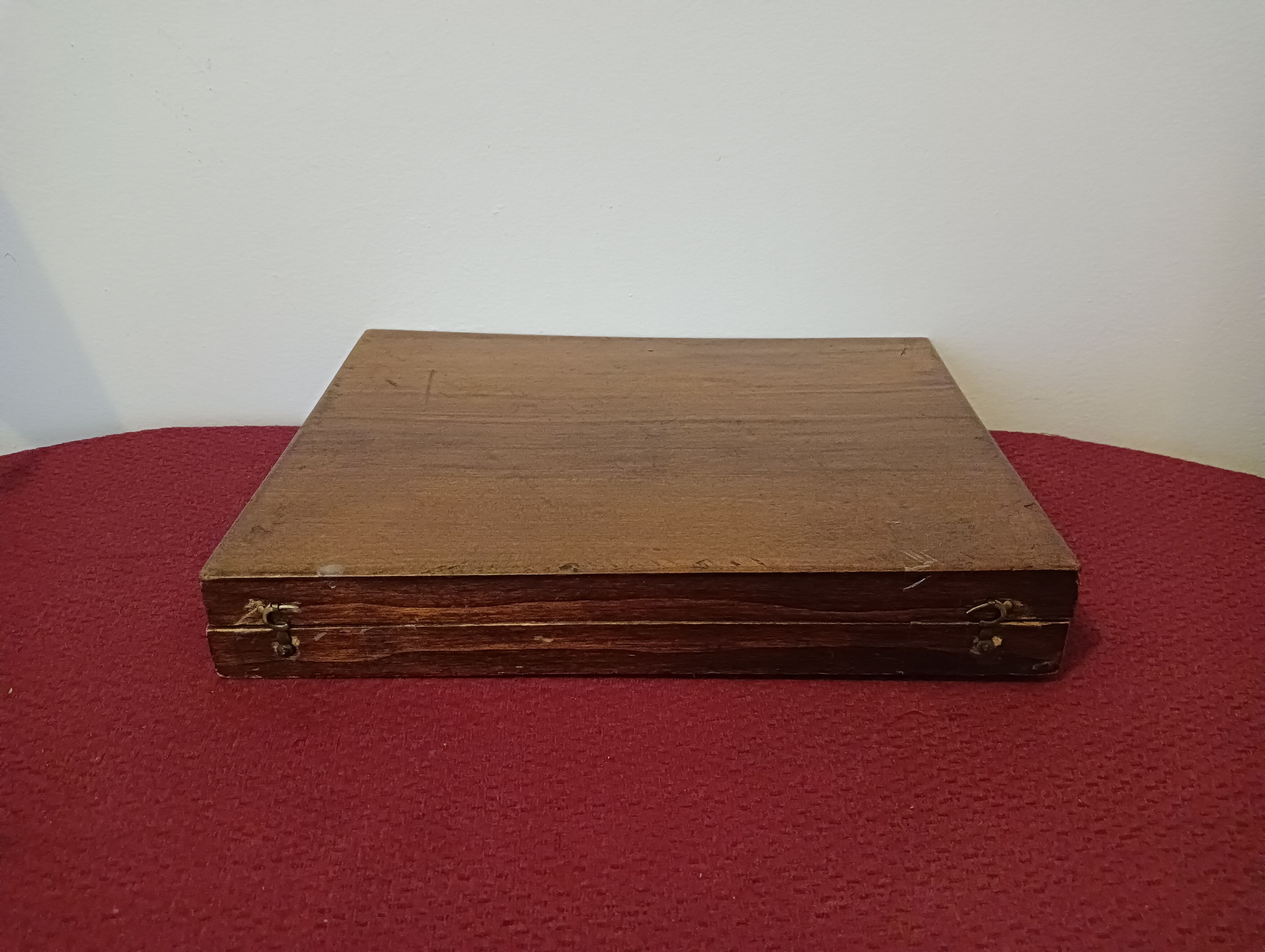 Old mahogany game box with bone tokens, XIXth century