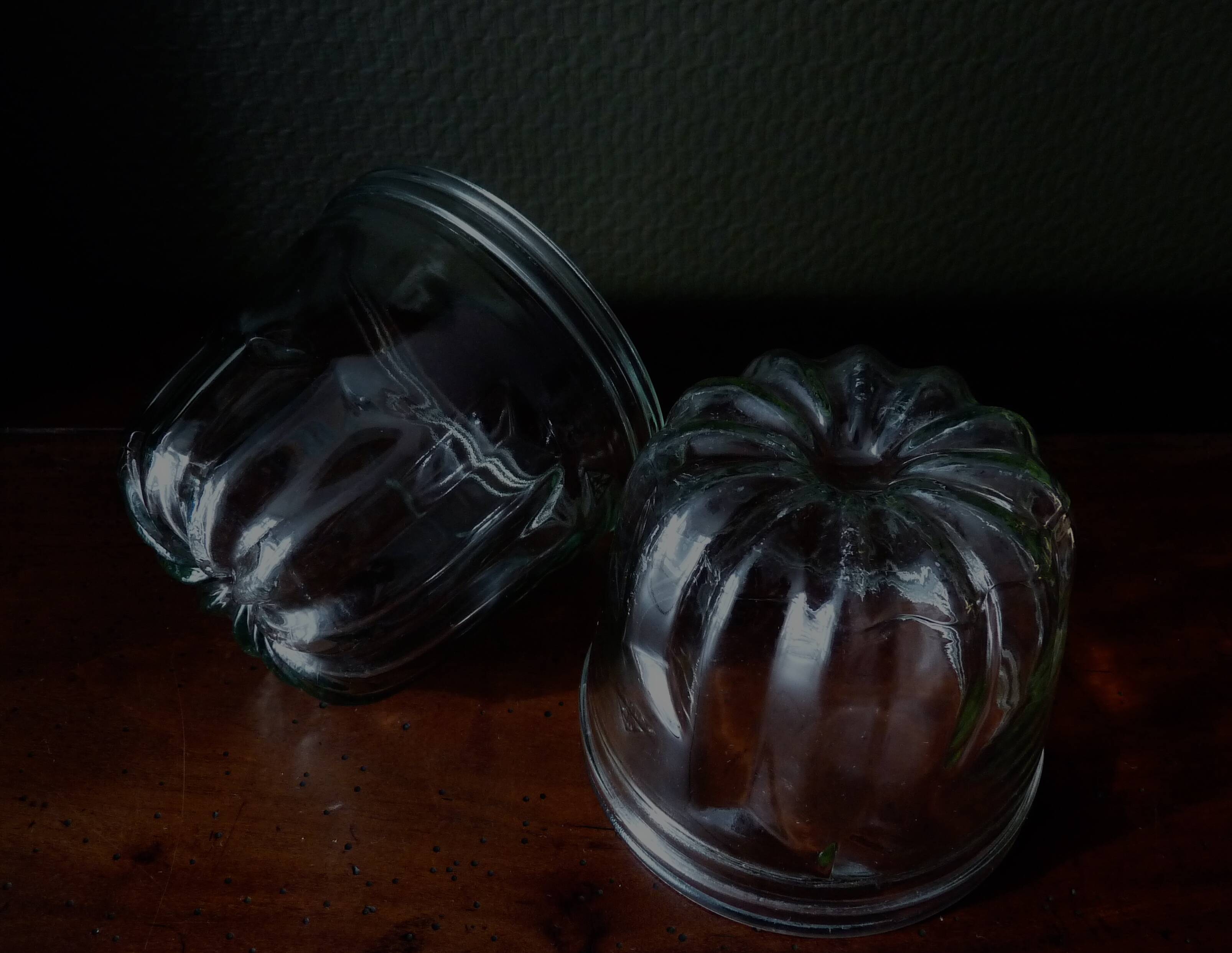 Paire d'anciens moules cannelés en verre. Moules à kouglof / Moules à confitures