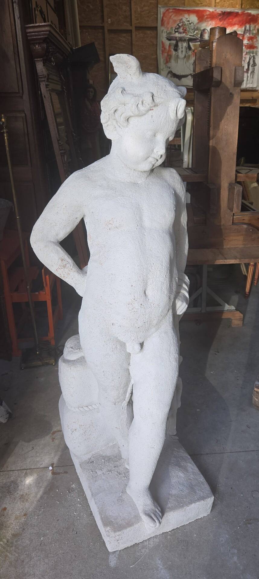 Statue de jardin en pierre reconstituée représentant un jeune faune