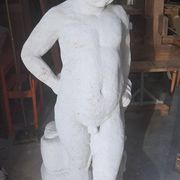 Statue de jardin en pierre reconstituée représentant un jeune faune