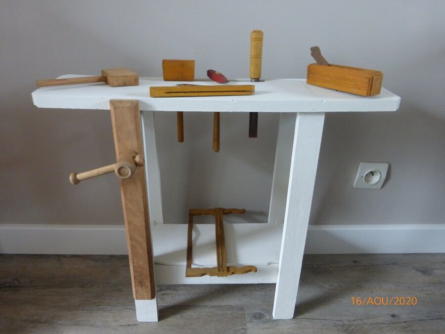 Etabli d'enfant avec ses outils