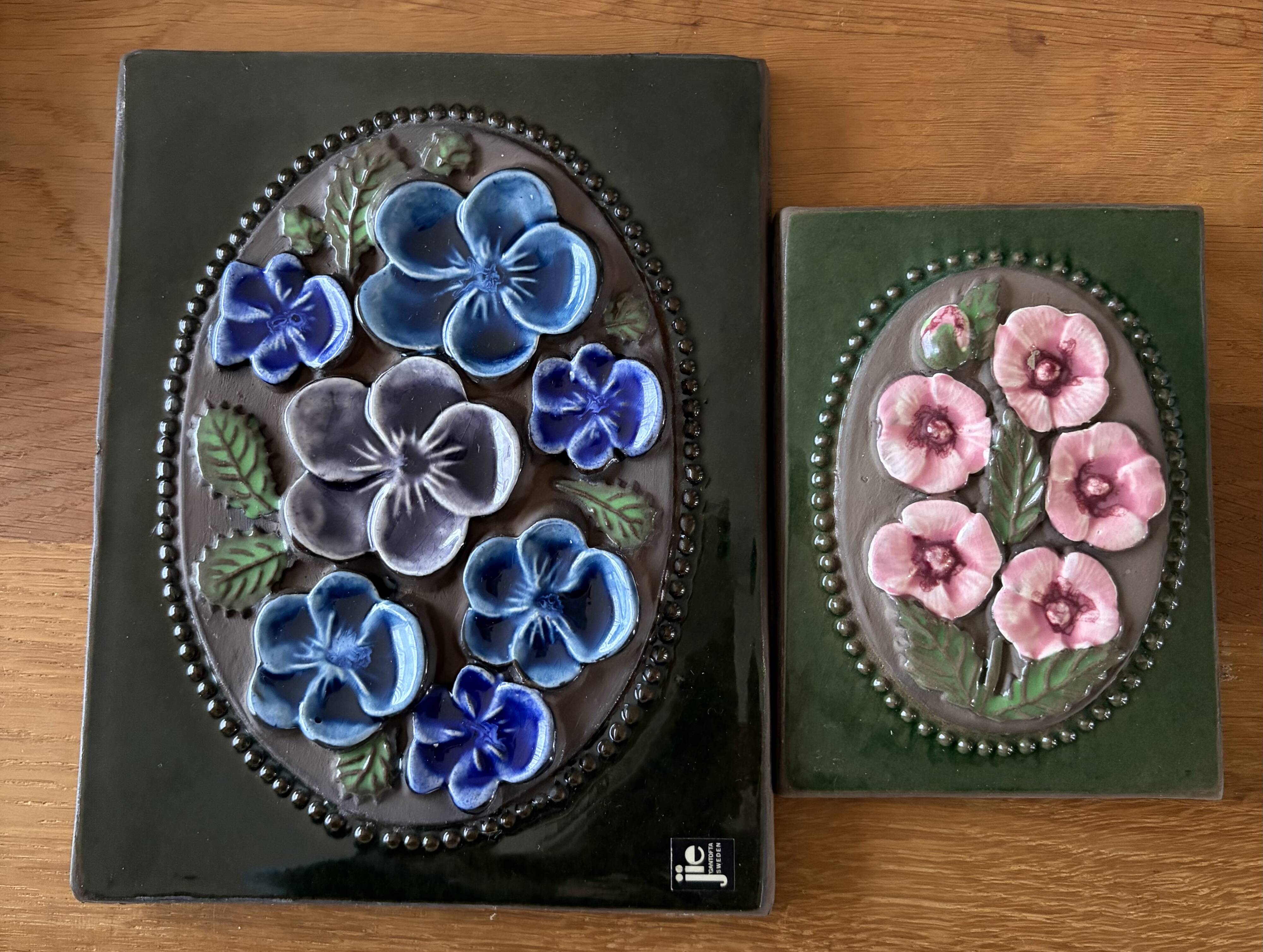 For sale: a set of 2 decorative plates by Jie Gantofta.