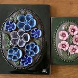 For sale: a set of 2 decorative plates by Jie Gantofta.