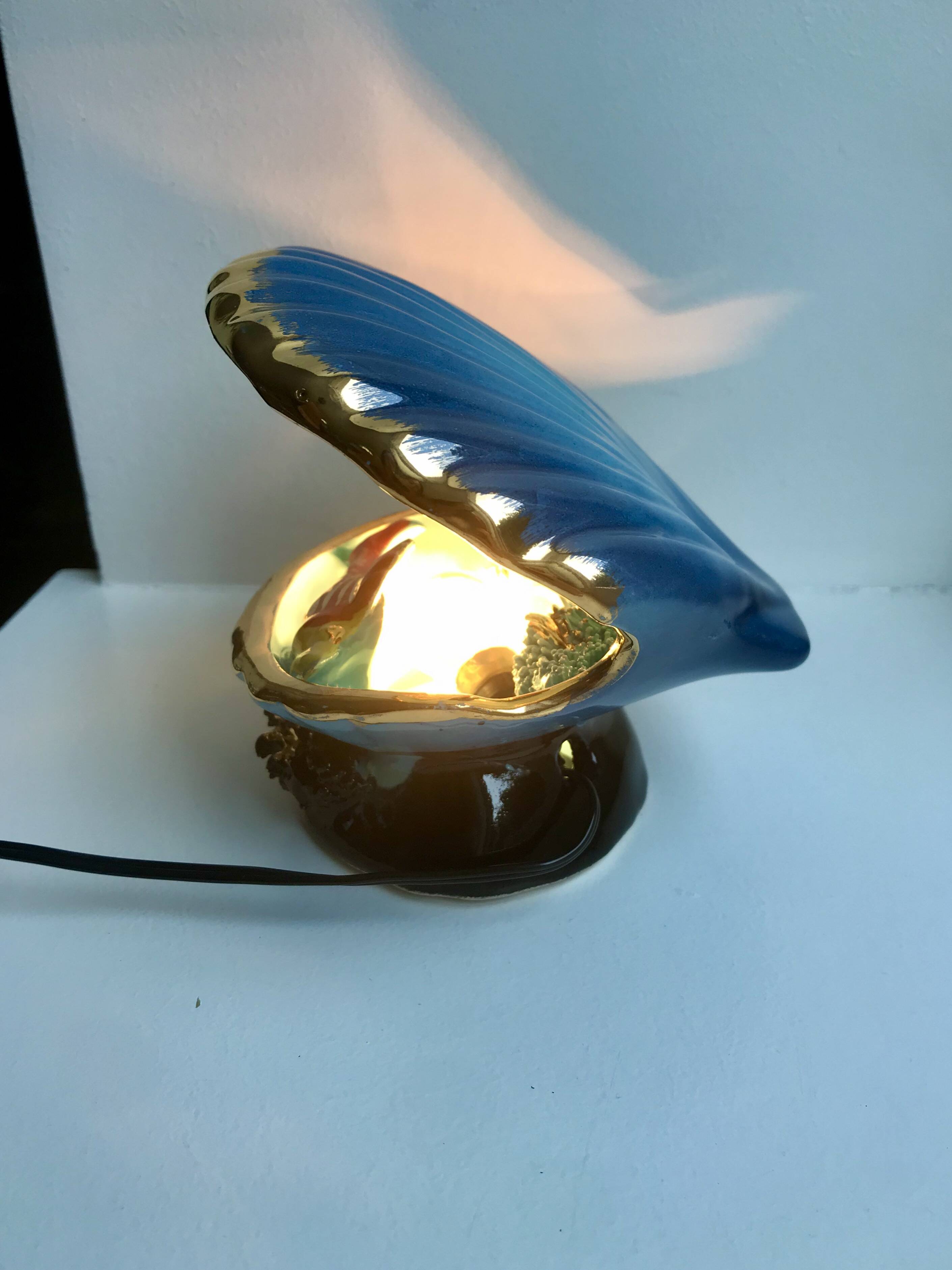 Petite lampe coquillage bleu et poissons signée vallauris années 1970